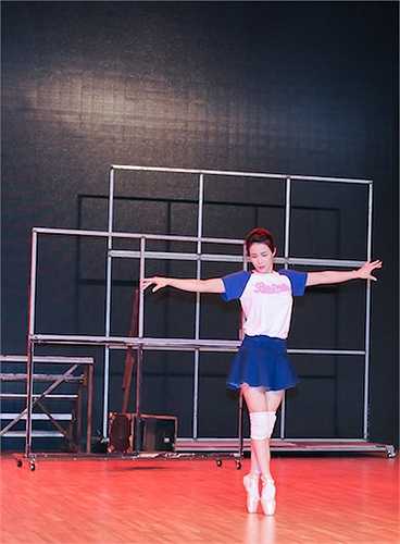 Rũ bỏ nét mạnh mẽ, cá tính thường thấy, trong đêm Bán kết lần này Diệp Lâm Anh quyết định 'làm khó' bản thân khi kết hợp ba thể loại nhảy múa Ballet, Dancesport và Hiphop vào cùng một tiết mục.