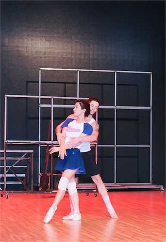 Cô sẽ vào vai Nina Sayers trong bộ phim Thiên nga đen, 'kể' câu chuyện về sự khổ luyện của vũ công Ballet trẻ Nina Sayers dưới sự giám sát hà khắc của đạo diễn Thomas Leroy trên đôi giày mũi cứng.