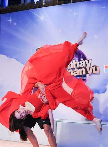 Để có thể chinh phục chủ đề 'Hóa thân thành cặp đôi nổi tiếng', Angela Phương Trinh và bạn nhảy Kris đã quyết định chọn hình tượng của hai nhân vật Thúy Kiều và Từ Hải cho phần thi của mình