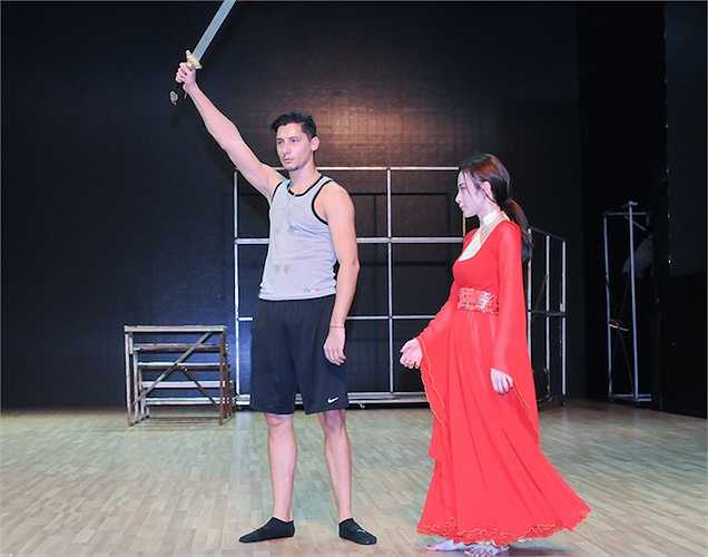 Bi kịch tình yêu với sự hối hận, dằng xé này sẽ được cặp đôi biểu diễn qua điệu Rumba và Pasodoble, kết hợp với tuồng cùng nghệ thuật múa kiếm. 