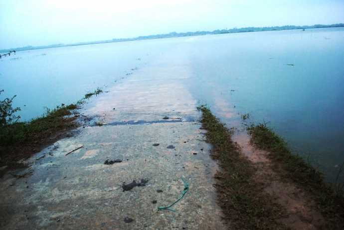 'Bãi chiến trường' ăn nhậu của cán bộ xã trong khi dân cuống cuồng chạy lũ