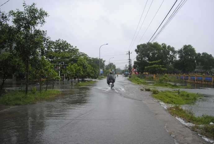 'Bãi chiến trường' ăn nhậu của cán bộ xã trong khi dân cuống cuồng chạy lũ