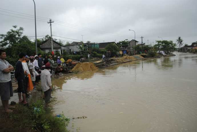Cán bộ xã nhậu trong lúc dân chạy lũ: Chủ tịch huyện phủ nhận