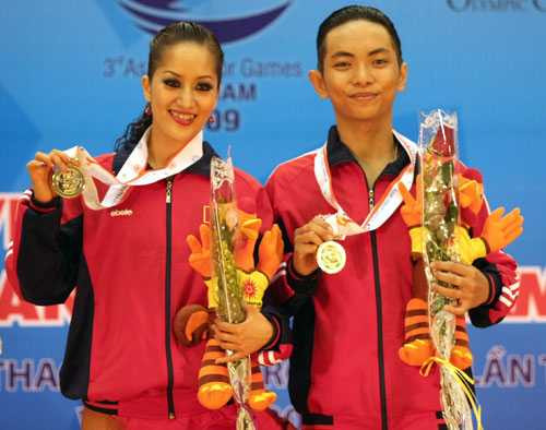 Phan Hiển cùng Khánh Thi trên bục nhận huy chương của Asian Indoorgames 3
