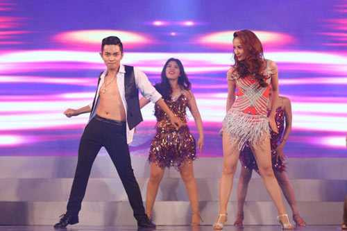  Đồng hành cùng cô giáo Khánh Thi trên sân khấu