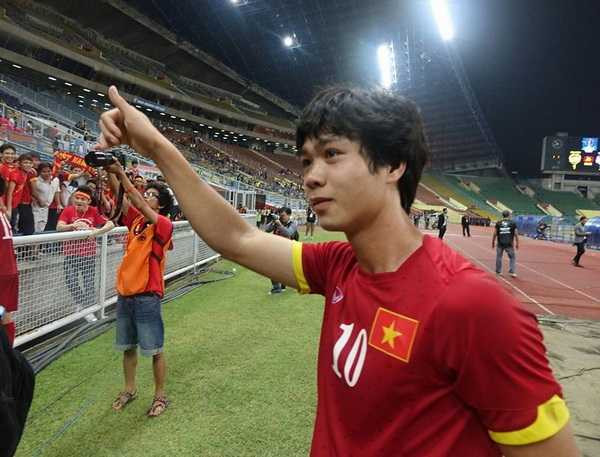 Công Phượng ăn mừng với CĐV Việt Nam