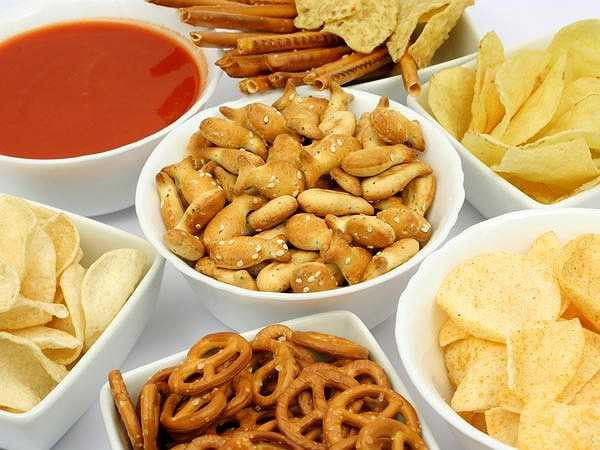 Tạo chất sinh ung thư trong thực phẩm: Khi thức ăn đựng trong hộp nhựa được làm nóng hoặc nướng trong lò vi sóng có thể sản sinh những chất độc hại gây ung thư. Những chất này ngấm vào thức ăn trong hộp nhựa và cuối cùng là đi vào cơ thể khi bạn ăn chúng.