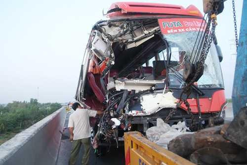 Ôtô khách lao vào 2 xe tải trên cao tốc, 10 người thương vong