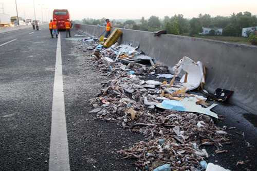 Ôtô khách lao vào 2 xe tải trên cao tốc, 10 người thương vong