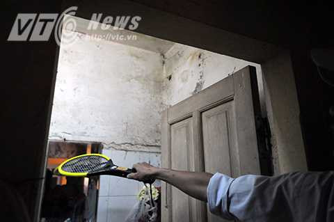 Rùng mình với cảnh muỗi bao vây nhà dân giữa lòng Hà Nội