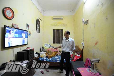 Rùng mình với cảnh muỗi bao vây nhà dân giữa lòng Hà Nội