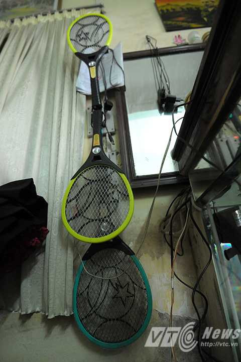 Rùng mình với cảnh muỗi bao vây nhà dân giữa lòng Hà Nội