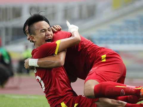 Huy Toàn ăn mừng bàn thắng với Mạnh Hùng