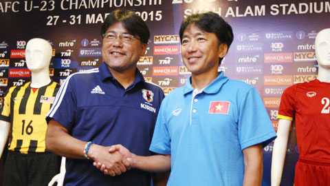 HLV Miura và HLV Teguramori trong buổi họp báo trước trận