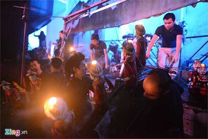 Trong giờ biểu diễn, phía sau sân khấu luôn tất bật cảnh chuyển rối cũ lên và hạ rối mới xuống nước để đảo tiết mục. Chương trình phải chạy nối tiếp nhau để vở kịch được liền mạch và nội dung giữa các tiết mục có sự kết nối.