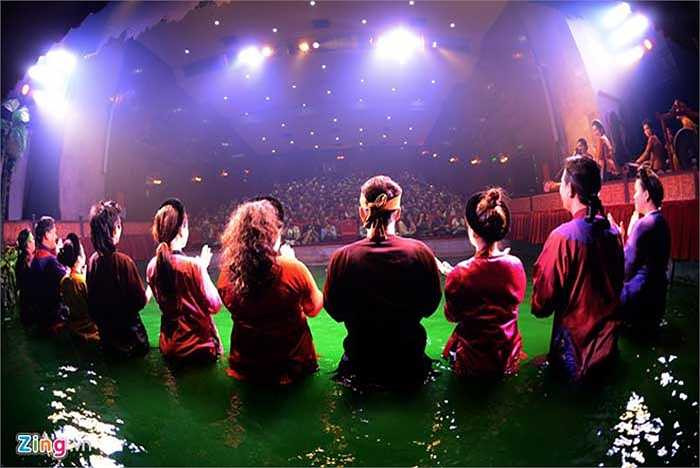 Buổi diễn kết thúc, các nghệ sĩ cởi bỏ trang phục cao su để diện đồ dân gian truyền thống xuất hiện trước sân khấu trong tràng pháo tay của khán giả. Với họ, đây là động lực lớn nhất để tiếp tục theo đuổi nghề nghiệp lâu dài.