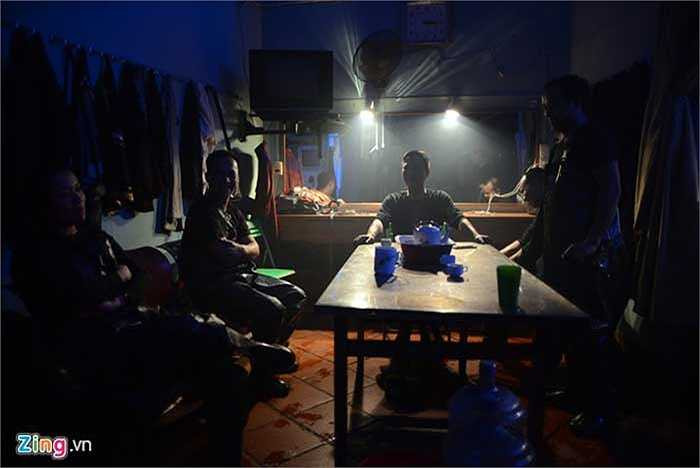 Giờ nghỉ 20 phút giữa mỗi ca là lúc để các nghệ sĩ nghỉ ngơi, rút kinh nghiệm nếu có trục trặc xảy ra.