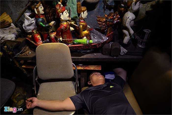 Một số diễn viên nam tìm chỗ chợp mắt lấy sức cho ca diễn tiếp theo.