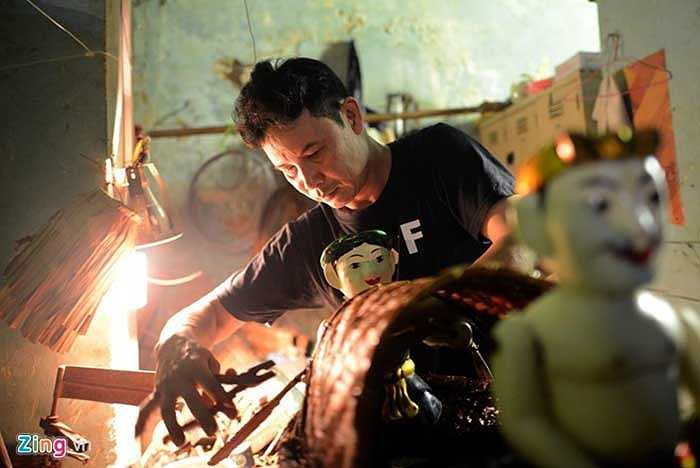 Đèn sân khấu tắt cũng là lúc góc cuối cánh gà chật hẹp sáng đèn. Nơi đây có người thợ chuyên sửa chữa rối Lê Quang Minh (49 tuổi). Anh đã gắn bó hơn 22 năm với nhà hát, chuyên làm lành cho các con rối hỏng hóc, trục trặc trong quá trình biểu diễn. Nhà hát múa rối Thăng Long được thành lập vào tháng 10/1969 với tên gọi ban đầu là đoàn múa rối Kim Đồng. Năm 1975 được đổi tên là đoàn múa rối Thăng Long - Hà Nội. 