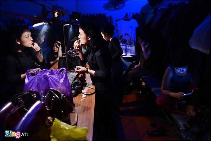 Nhưng họ vẫn luôn phải làm đẹp trước buổi biểu diễn để sau đó xuất hiện trước mắt khán giả vài giây cuối chào cảm ơn. Hình ảnh tại cánh gà nhà hát múa rối Thăng Long (57 Đinh Tiên Hoàng, Hà Nội).