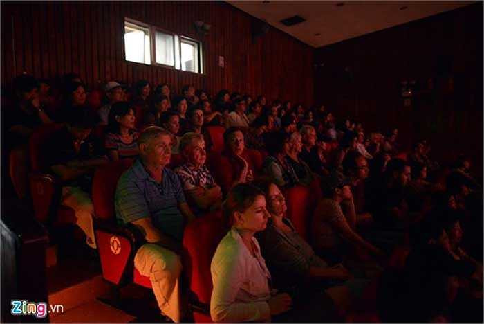 Bộ môn nghệ thuật múa rối nước nhiều năm qua thu hút đông đảo du khách nước ngoài. Mỗi ngày sân khấu đón hơn 1000 khán giả 'Tây' của các đoàn tour đến từ nhiều nước.