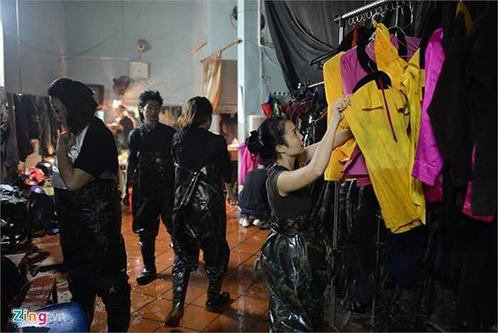 Nhà hát có khoảng 40 diễn viên, chia làm hai đoàn, luân phiên nhau biểu diễn và luyện tập các vở mới để đảm bảo sáng đèn sân khấu quanh năm. Do đặc thù khi biểu diễn phải ngâm nửa cơ thể xuống nước nên các nghệ sĩ luôn mặc quần bảo hộ đeo găng tay cao su giữ nhiệt.