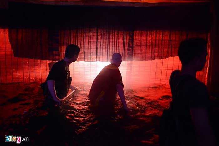 Sân khấu nước tại 57 Đinh Tiên Hoàng sâu gần 1 m, mỗi người cầm một chiếc sào điều khiển con rối lấp sau những chiếc mành. Một nghệ sĩ cho biết, trước đây khi chưa có những thiết bị như quần cao su, diễn viên thường phải ngâm trực tiếp thân mình dưới nước bất kể nhiệt độ nào. 'Bởi vậy, các chứng viêm họng, cảm lạnh, đau lưng hay nhức xương khớp... xảy ra đối với chúng tôi là chuyện bình thường', anh nói.