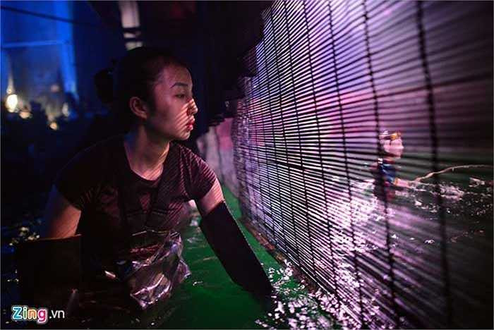 Diễn viên Võ Thuỳ Dung (28 tuổi) nối tiếp nghề của mẹ tại Nhà hát Thăng Long sau khi bà nghỉ hưu. Cô tâm sự, mặc dù đang mang bầu 7 tháng vẫn xuống nước diễn bình thường. 'Anh chị em đồng nghiệp quan tâm giúp đỡ nhau như người trong nhà, thu nhập khá tốt, khán giả đến với múa rối nước ngày càng nhiều hơn, không chỉ khách nước ngoài mà cả khán giả trong nước nữa', Dung khẳng định.