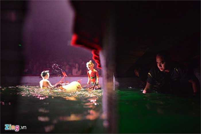 Để những con rối lướt nhẹ nhàng trên mặt nước hòa hợp theo kịch bản, các nghệ sĩ đã phải tập luyện mất nhiều thời gian trước đó. Đặc biệt, sự biểu cảm trên gương mặt người diễn viên không thay đổi liên tục như diễn kịch thông thường mà luôn tập trung cao độ.