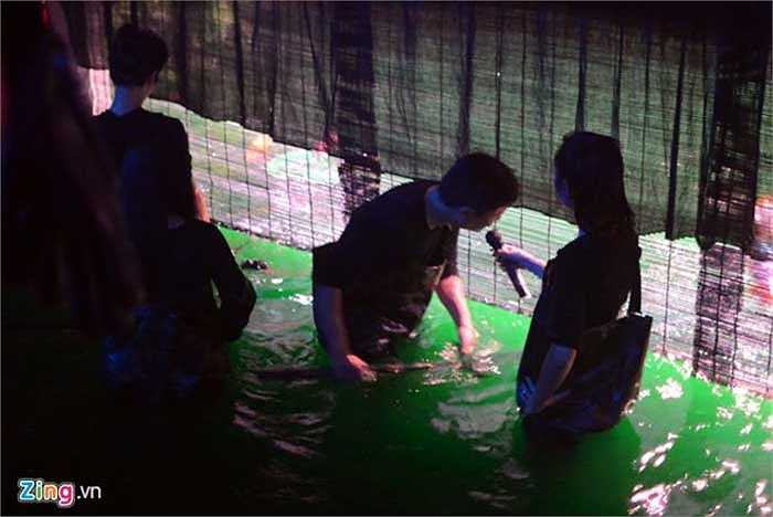 'Khi điều khiển, diễn viên vừa phải có kỹ thuật vừa phải biết truyền tải cảm xúc vào con rối, thể hiện cho ra cái hồn nhân vật mới đọng lại ấn tượng mạnh với khán giả', một nghệ sĩ chia sẻ. Có người còn phải vừa điều khiển vừa ngân nga hát theo điệu nhạc để cho con rối ăn khớp, có hồn như chính người thật.