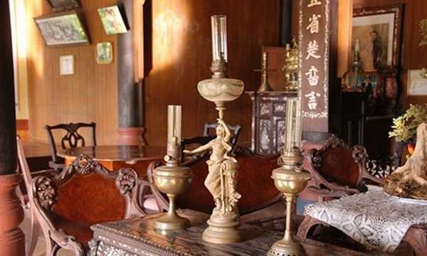 Ngôi nhà cổ được xây dựng từ năm 1850 của dòng họ Phan ở Cái Bè - Tiền Giang hiện còn nguyên vẹn nhiều đồ vật được gia chủ kỳ công tìm mua về để sử dụng và làm đẹp cho nhà. Hài hòa của 2 lối kiến trúc Á - Âu, ngôi nhà có nhiều vật dụng độc đáo. Trong hình là bộ đèn có tuổi đời hàng trăm năm.