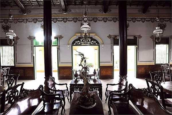 Đèn chùm theo phong cách Châu Âu cổ điển được gia chủ chọn, vừa thắp sáng vừa có tính trang trí đẹp mắt.