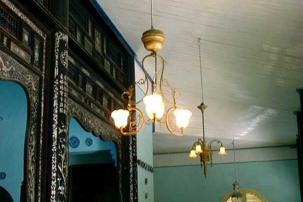 Dòng họ Lê Công giàu có ở vùng Châu Đốc (An Giang) xây dựng phủ thờ hiện còn lưu giữ nhiều giá trị quý. Ngoài tuổi thọ hàng trăm năm, phủ còn nguyên vẹn nhiều nội thất cổ xưa. Trên trần nhà ở phòng khách treo một loạt 6 cây đèn chùm pha lê sản xuất tại Pháp.