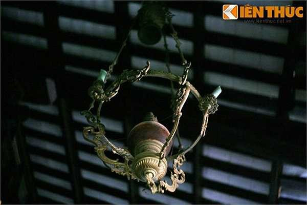 Nhà Đốc Phủ Hải ở Gò Công, tỉnh Tiền Giang còn giữ lại nhiều món đồ cho thấy độ giàu có, cầu kỳ chọn đồ dùng trong nhà của gia chủ. Trong hình là chiêc đèn treo trần kiểu châu Âu.