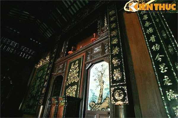 Liễn đại tự để thờ, tranh treo trên tường đều được khảm xà cừ óng ánh, độc đáo.