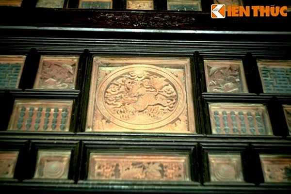 Nhiều tranh điêu khắc đặt trong khung kính, tạo điểm nhấn khác biệt cho ngôi nhà.