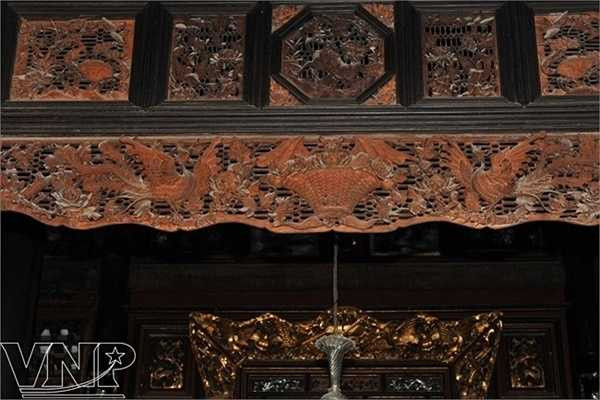 Rèm gỗ trước gian thờ nhà cổ của dòng họ Dương ở Cần Thơ được chạm khắc rất cầu kỳ hình con vật, hoa cỏ với nhiều ý nghĩa phong thủy.