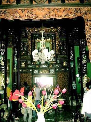 Gian chính đều được gia chủ sơn son, thếp vàng đẹp mắt. Các vật dụng trang trí hài hòa giữa hai yếu tố Đông - Tây, tạo nên sự khác biệt cho ngôi nhà.