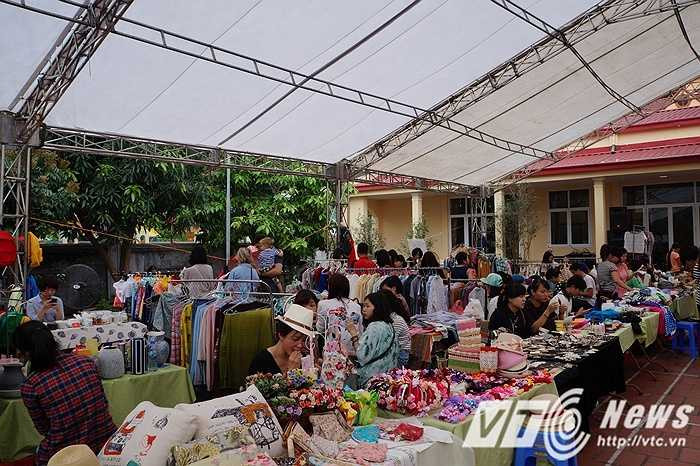 Cứ 3 tháng 1 lần, phiên chợ Tây sáng thứ 7 hàng tuần tại phố Tô Ngọc Vân, Tây Hồ sẽ lại được tổ chức thành một hội chợ lớn có tên gọi là 'Weekend Market', với khoảng 50 gian hàng khác nhau và trong đó có khá nhiều gian hàng là của người nước ngoài.