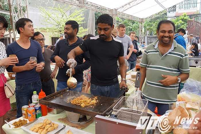 Gian hàng của 3 anh chàng người Sri Lanka này gây được khá nhiều sự chú ý của khách hàng với món Kottu Roti - một trong những món ăn đặc trưng nhất và ngon nhất của đất nước này.