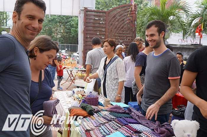 Dù anh làm cho một công ty du lịch và thỉnh thoảng mới xuất hiện ở chợ Tây này nhưng ai cũng khen anh là rất có duyên bán hàng.