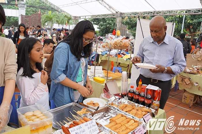 Gian hàng bánh của người đàn ông này được khá nhiều khách hàng khen ngợi. Bánh được làm ngay tại chỗ và mức giá cũng khá dễ chịu đối với người nước ngoài.