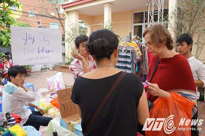 Chị Hà cho biết tại hội chợ còn có khu vực bán quần áo cũ để quyên góp tiền làm từ thiện cho xóm chạy thận ở Phương Mai, Hà Nội. Ngoài ra tiền trông xe cho khách 2.000 đồng/lượt cũng sẽ được quyên góp cho hoạt động từ thiện này.