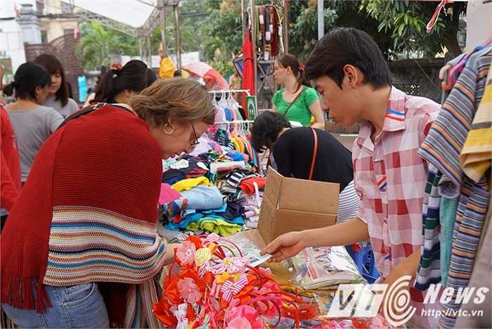 Khá nhiều vị khách nước ngoài xem và mua hàng, chủ yếu là để ủng hộ cho các bệnh nhân chạy thận sau khi họ được nghe về hoàn cảnh của những bệnh nhân này.