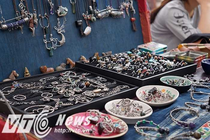 Những phụ kiện handmande khá cầu kỳ và phù hợp với thị hiếu, sở thích và phong cách thời trang của người nước ngoài.