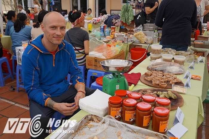 Adam với gian hàng chuyên bán thức ăn tự chính tay anh và người bạn cùng làm tại nhà. Chủ yếu là đồ nguội và nước sốt kẹp với bánh mỳ.