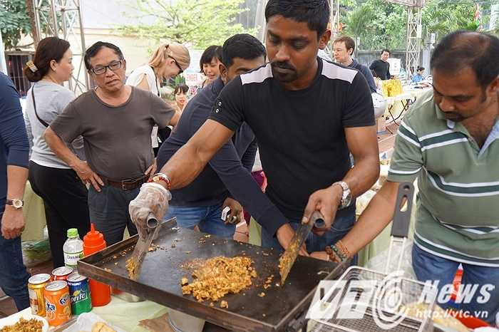 Đi từ cổng hội chợ thôi người ta đã nghe thấy tiếng lanh canh của hai chiếc 'muôi' sắt mà anh đảo thức ăn trên bếp. Nhiều người sẽ lấy làm lạ khi thấy 3 người đàn ông da màu đứng nấu ăn ở giữa chợ, tuy nhiên khi tiếp xúc sẽ thấy họ khá thân thiện, cởi mở.