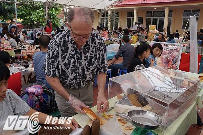 Ông Gerard Gastel, luôn bận rộn với gian hàng bánh Pháp của mình. Ông sống ở Hà Nội đến nay đã hơn 17 năm và đã có một nhà hàng Pháp trên đường Bảo Khánh, Hà Nội.