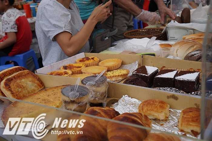 Những chiếc bánh thơm ngon này của ông có giá dao động từ 25.000 - 80.000 đồng. Ngoài ra ông còn bán các loại batê, thịt kẹp hay các loại nhân kẹp bánh mỳ khác - những món ăn mang đậm nét ẩm thực của nước Pháp.