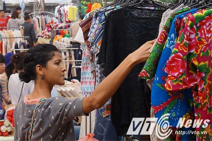 Rất nhiều khách nước ngoài đến khu chợ này mua sắm quần áo, đồ trang sức, đồ dùng cá nhân hay thực phẩm, đồ lưu niệm.